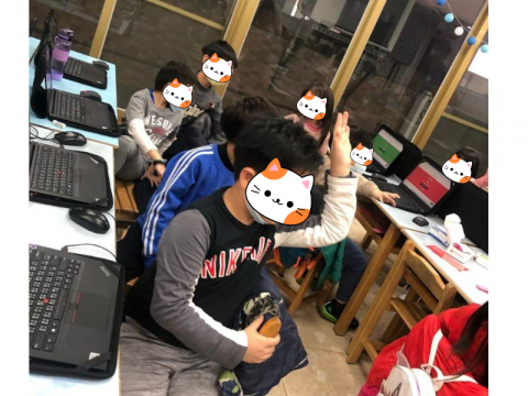 Winnie - 帶領營隊的小孩子一起學習 microbit 與 組裝電動車。