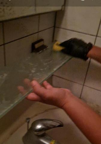 Shr-Rung  Lin 阿鎔 - 浴廁臉盆刷洗