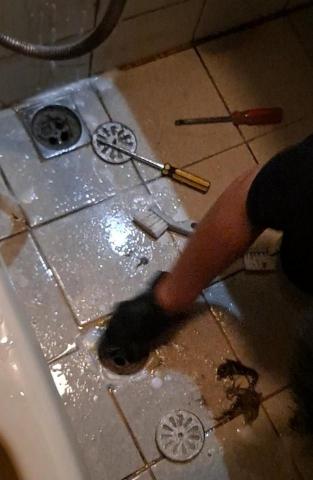 Shr-Rung  Lin 阿鎔 - 浴廁排水孔刷洗