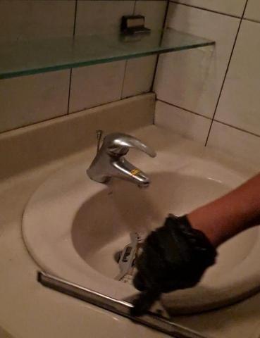 Shr-Rung  Lin 阿鎔 - 浴廁臉盆收乾