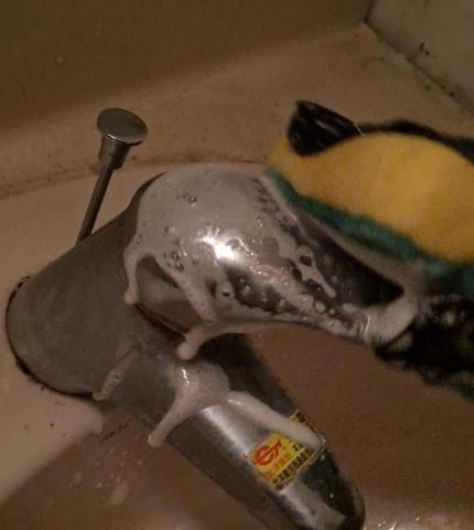 Shr-Rung  Lin 阿鎔 - 水龍頭刷洗