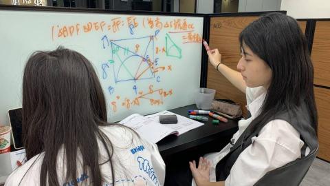 忻思霆 - 上課實景(數學科)