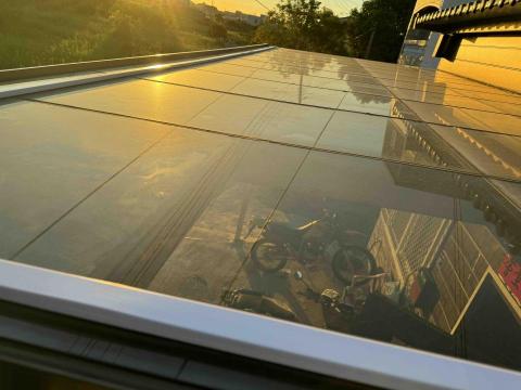 迅電資訊工坊 - 採光罩上方走線，高規格直角，走出不違和的一幅美工圖