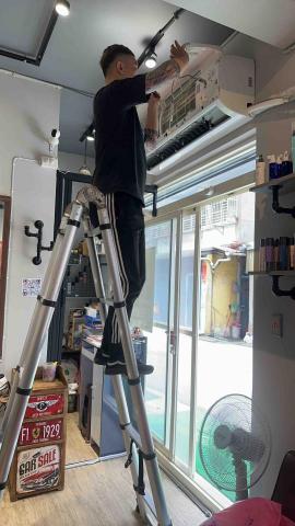 黃偉誠 - 美髮店面、卡一堆美髮灰塵、定期清潔