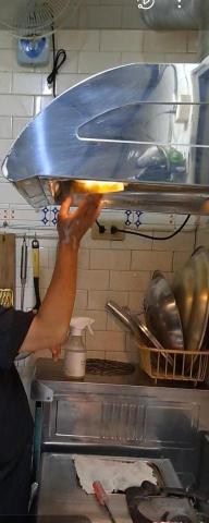 Shr-Rung  Lin 阿鎔 - 廚房抽油煙機刷洗