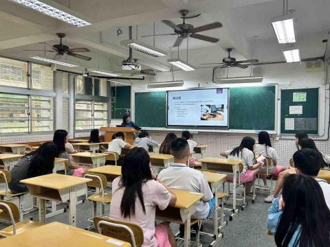 邵海寧 - 在生物研究社擔任美宣長 並負責心理學授課