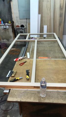 上順建材行 - 木作貼皮門片框架，後嵌玻璃