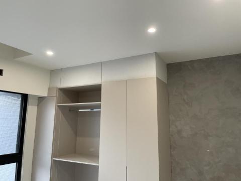 上順建材行 - 系統衣櫃結合上方木作矽酸鈣封板
