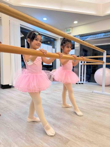 陳卉溱 - 英皇兒童芭蕾
寶寶芭蕾（2.5-4歲）
幼兒芭蕾（4-6歲）
初級芭蕾（6-9歲）
中級芭蕾（9-12歲）
高級芭蕾（12歲以上）
