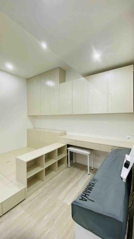 K·專業家具組裝 - 淘寶。大型系統櫃訂製。房間1-1。衣櫃+兩組吊櫃(壁櫃)+床頭櫃+床鋪+床邊矮書櫃+收納型樓梯+L型 書桌+陽台收納櫃