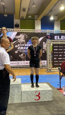 YUFEE專業體能訓練工作團隊 - 2024年全國菁英盃蹲舉第三名
S:107.5KG
B:52.5KG
D:125KG