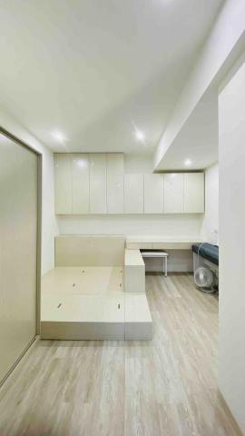 K·專業家具組裝 - 淘寶。大型系統櫃訂製。房間1。衣櫃+兩組吊櫃(壁櫃)+床頭櫃+床鋪+床邊矮書櫃+收納型樓梯+L型書桌+陽台收納櫃