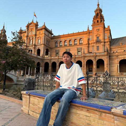 提供多少錢西文服務的專家Kai Che Huang