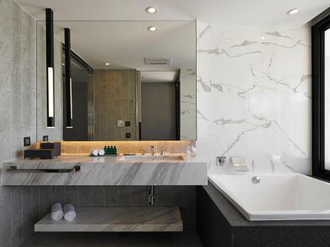 千硯國際室內裝修有限公司 - 三芝Llue Villa 1樓民宿房間浴室