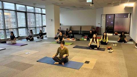 瑜珈 . 皮拉提斯 到府私人課程 - 公司團課：瑜珈與肌力訓練