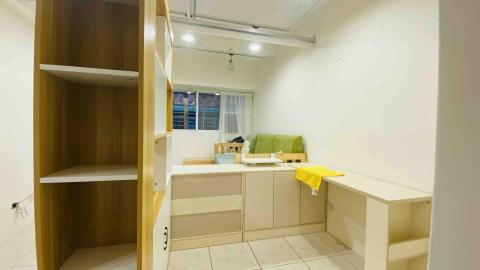 K·專業家具組裝 - 淘寶。系統櫃訂製。客廳改裝工作室。利用書櫃+矮櫃+L型書桌，區隔出工作空間