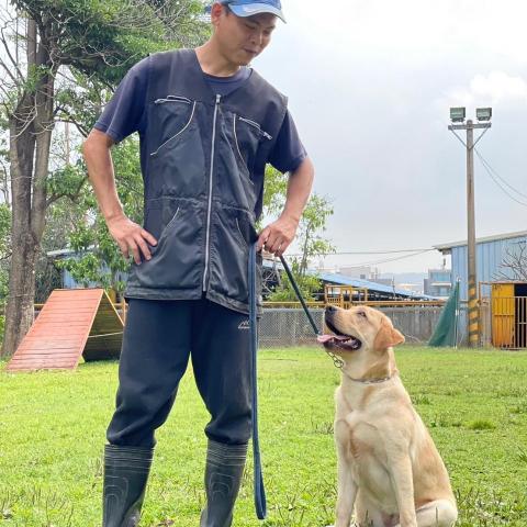 提供訓犬師服務的專家龔先生
