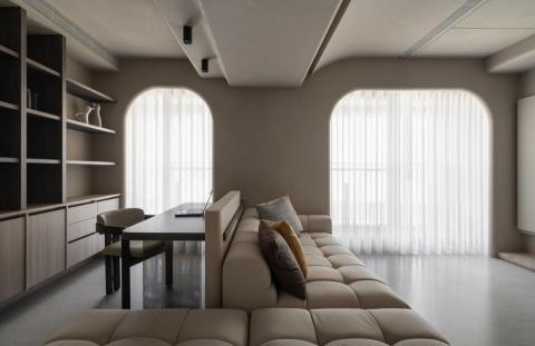 楓藝設計 - 【仰德，灣 - 侘寂風】
楓藝室內設計的設計理念圍繞自然氛圍與人際互動展開。通過精心選擇的自然材質、柔和的色調和開放式的空間布局，創造了一個既舒適又富有生氣的居住環境。每一個細節都經過精心考量，提升居家舒適度並促進家庭成員之間互動。在這個設計方案中，巧妙地融入了自然景觀，讓室內外視野無縫連接，居住者能夠在家中享受愛河和壽山的壯麗美景。這樣的設計不僅豐富了生活體驗，也為提供了一個放鬆心情的理想空間。