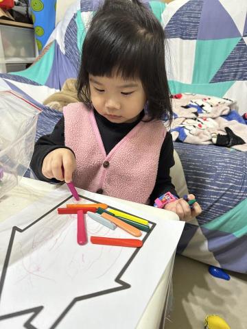 林育琦 - 陪幼幼班的孩子做作業