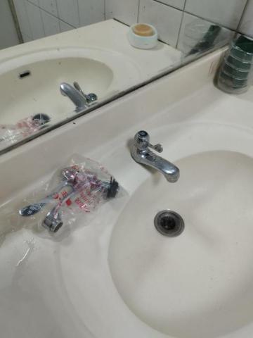 周昆興 - 洗手台水龍頭修繕（前）