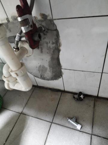 周昆興 - 洗手台止水閥修繕（中）