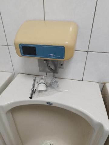 周昆興 - 小便斗出水管修繕（前）