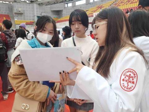 呂宜珍 - 參加臺大杜鵑花節擔任工人