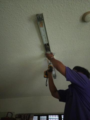 阿寬水電 - 拆除舊燈具（安裝新山形雙管燈）