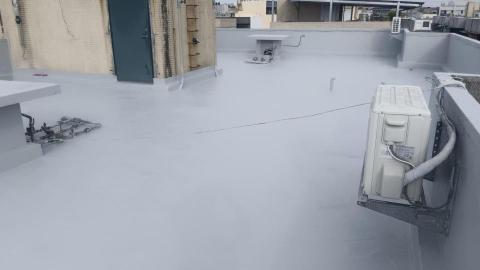 熊熊 - 刷防水漆