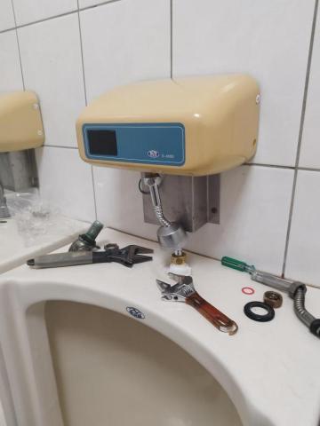 周昆興 - 小便斗出水管修繕（完成）