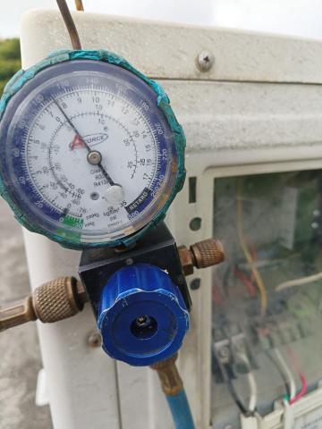 吳鋕漳 - 冷氣灌冷媒