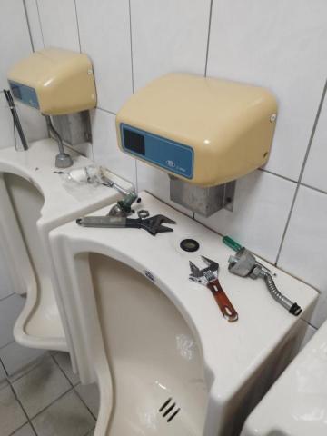 周昆興 - 小便斗出水管修繕（中）