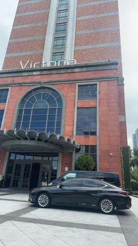 張峰源 - 載客戶跑酒店簽約 門口耐心等候