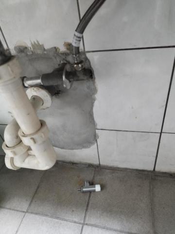 周昆興 - 洗手台止水閥修繕（前）