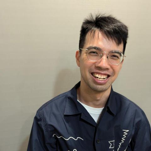 提供瑜珈服務的專家丹尼