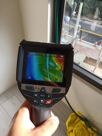 玖居驗屋 - 熱顯像儀檢測，針對浴室、窗戶試水後輔助判斷有無滲漏水。