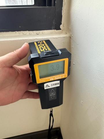 玖居驗屋 - 牆體水分儀，針對測試前後水分變化判斷是否有滲漏水情形。