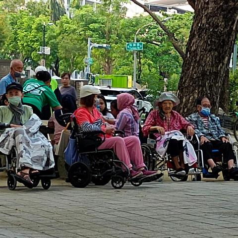 提供照護老人服務的專家賴潔華