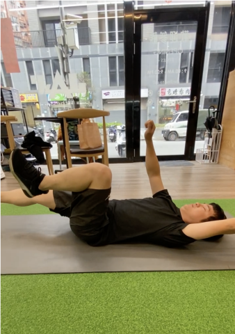 何佑Alan   |  林口專業健身教練 -  訓練死蟲式，增加核心穩定度，減緩腰痛駝背症狀