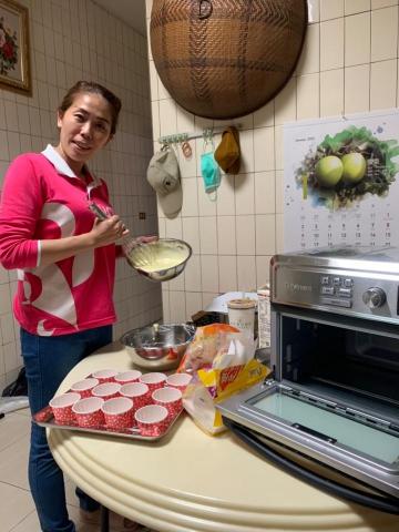 王惠怡 - 班上小朋友生日，我親手做了杯子蛋糕跟他們一起慶生。