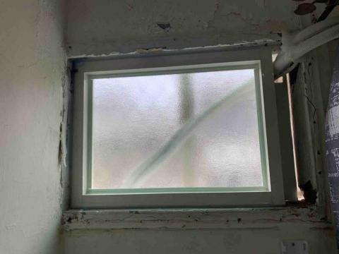 丞欣鋁門窗 - 冷氣孔封玻璃