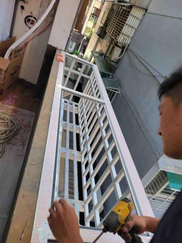 丞欣鋁門窗 - 室外冷氣架