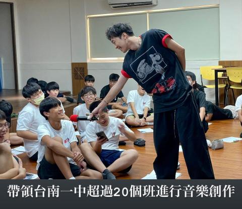 嚴鈞 - 除了帶高中老師Podcast製作研習，今年也在台南一中的台語必修課，帶領累計超過500位高中生，台語流行音樂詞曲創作，目前好評不斷。