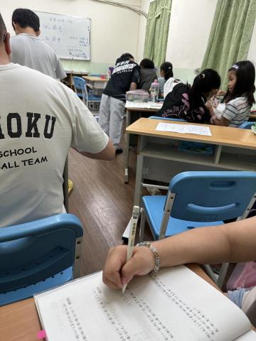 阿君 - 安親班帶班幫小朋友們看作業