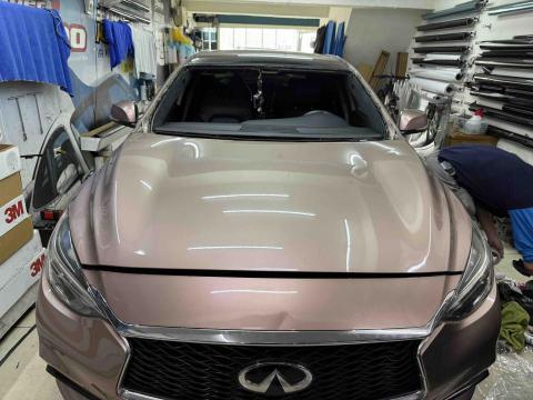 阿吉汽車大樓隔熱紙汽車玻璃更換 - Q30前檔風玻璃更換加貼前檔專用隔熱紙。施工中