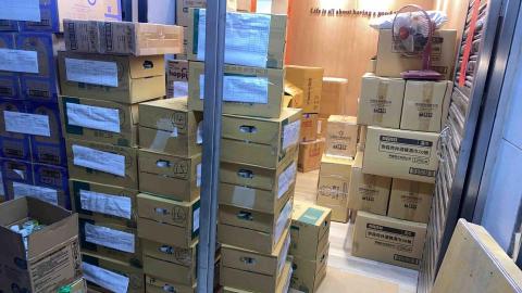 詹先生 - 商品入倉