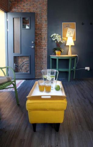 養樂多木艮軟裝.室內設計 - 詹朝根 - 色彩與背景，主角與配角之間的融合。不同材質質感，特製的們、磚石的保留，有鐵、木、水泥牆、磚牆、沙發不與軟裝，使每個空間內容皆豐富其質感，增加觸覺的感受。