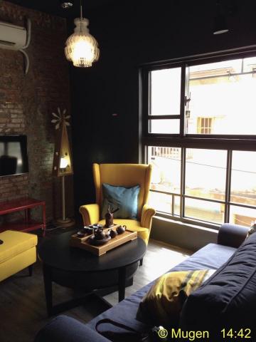 養樂多木艮軟裝.室內設計 - 詹朝根 - 空間與軟裝傢俱塑造客廳風格，鮮明顏色烘托場景，不同材質與光線的融入，燈具造型與照明，場景的光域明暗度分別有致，視覺上互相配合使之與眾不同。