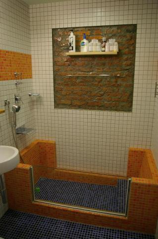 養樂多木艮軟裝.室內設計 - 詹朝根 - 浴室設計的特色，刻意保留一片原始的磚石建材，以40年的屋子了，紀念性也高也增加趣味，當然是特色不一樣。