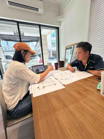 王冠裝修工程 - 設計師的圖面討論過程